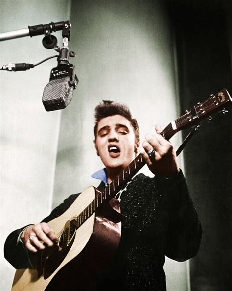 Elvis Presley .